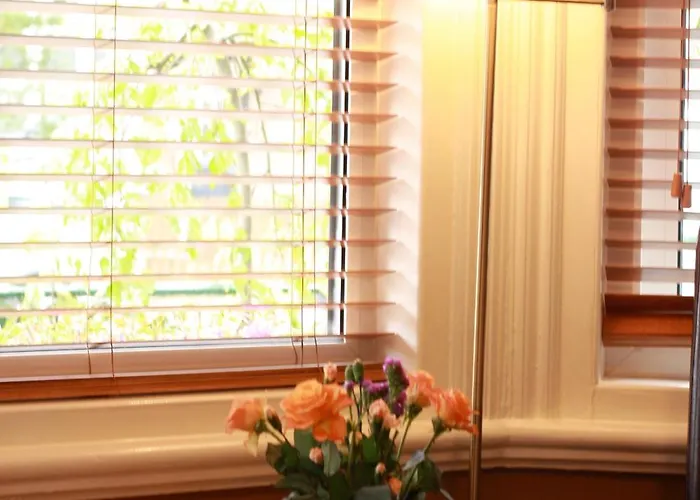 Guest house Brentwood