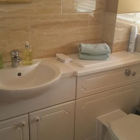 Brentwood Guest house 4*