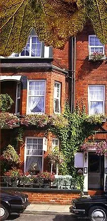 Guest house Brentwood 4*